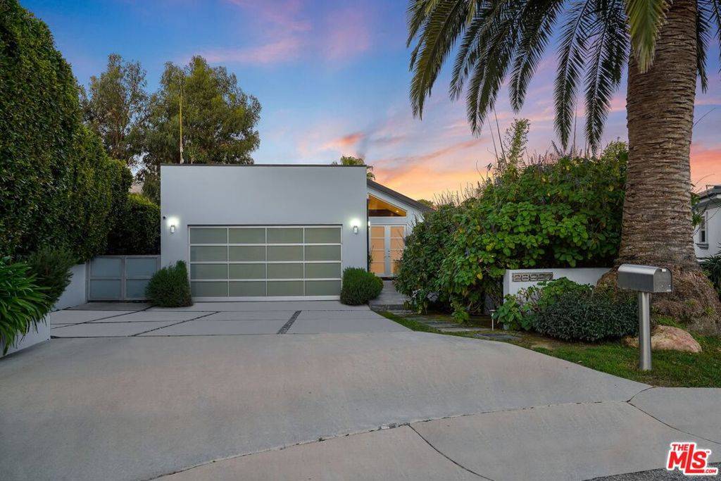 Malibu, CA 90265,28927 W Beach LN