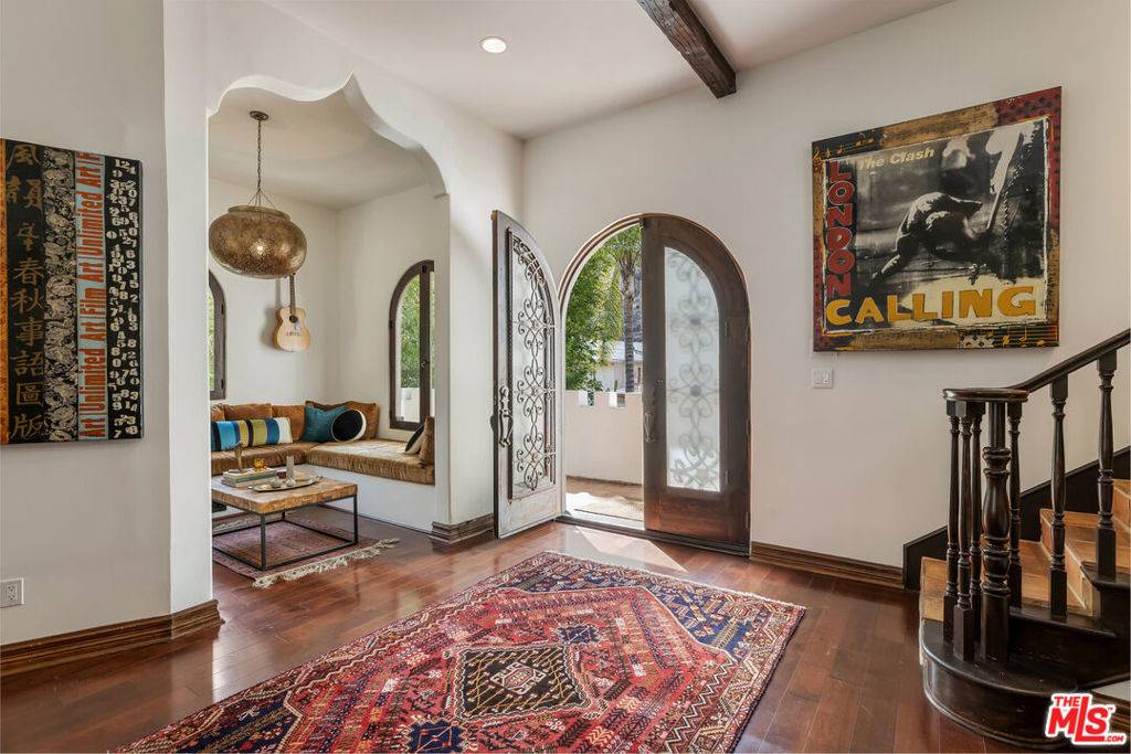 Los Angeles, CA 90046,8054 Fareholm DR