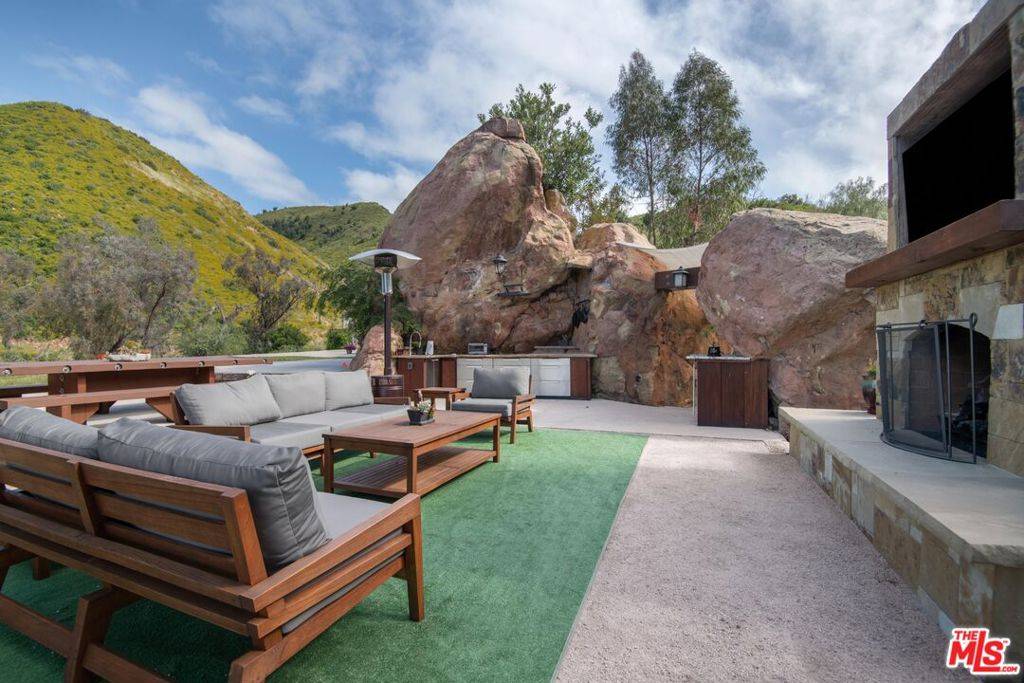 Agoura Hills, CA 91301,30884 Mulholland HWY