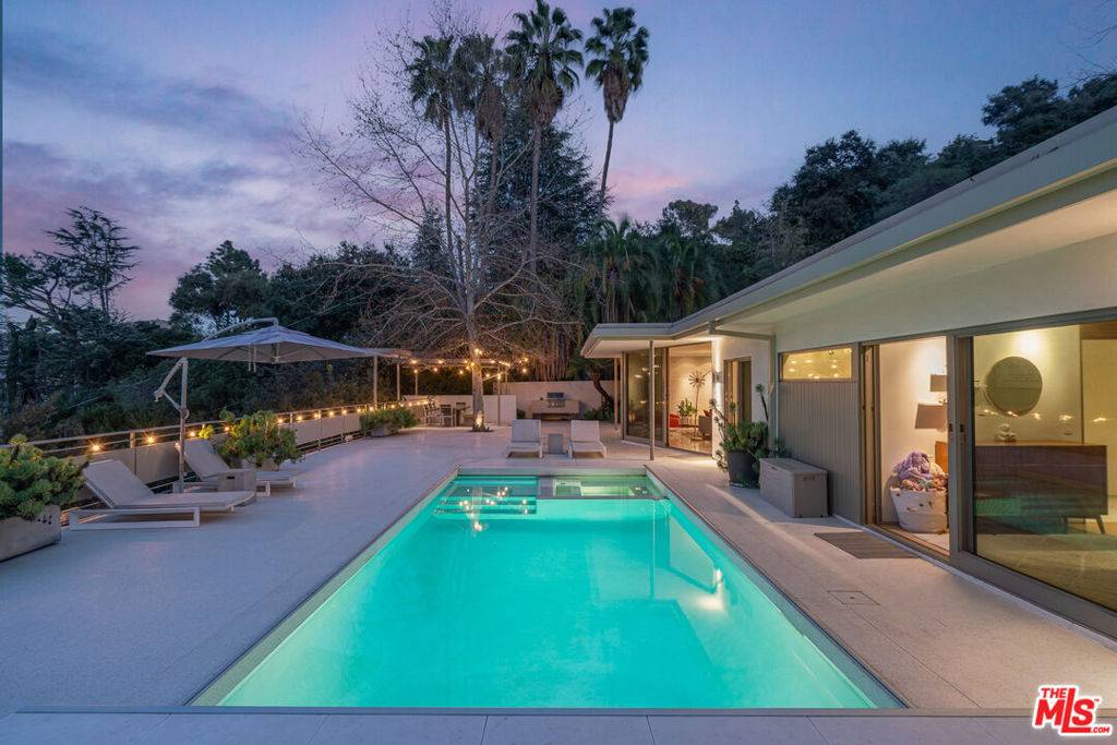 Los Angeles, CA 90068,3201 Oakley DR