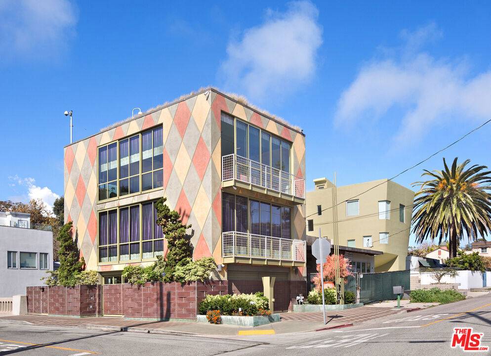 Santa Monica, CA 90402,201 Entrada DR