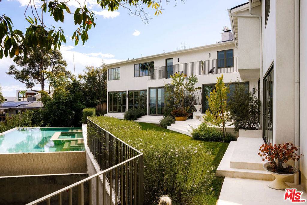 Los Angeles, CA 90068,2034 Castilian DR