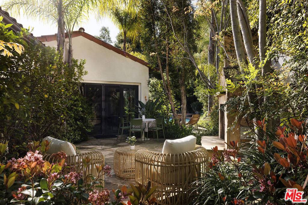 Los Angeles, CA 90068,5510 Red Oak DR
