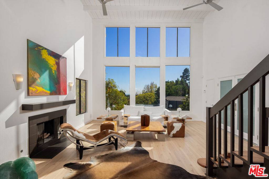 Los Angeles, CA 90068,6319 Heather DR