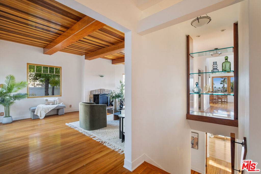 Los Angeles, CA 90068,2061 Morgan Hill DR
