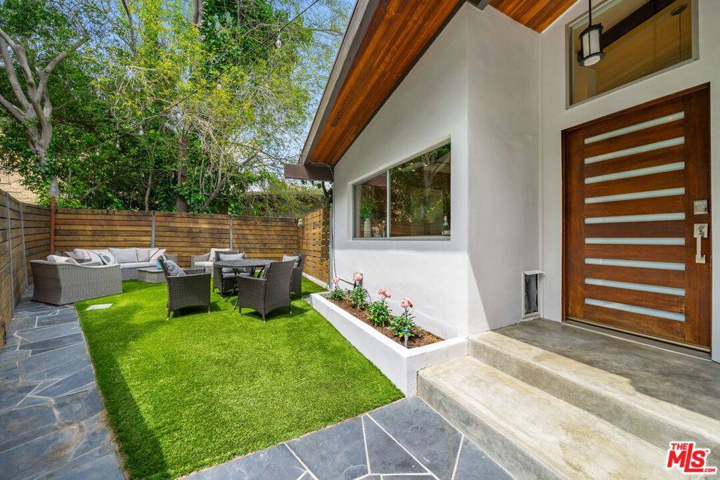 Los Angeles, CA 90068,2757 Rinconia DR