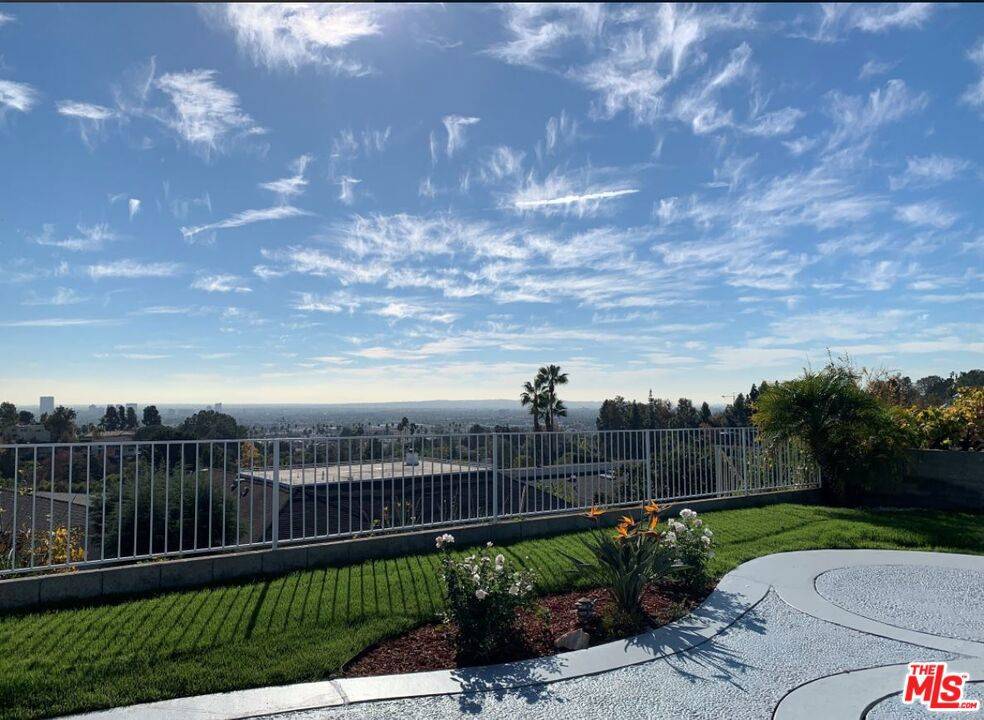 Los Angeles, CA 90027,5248 LOS ENCANTOS WAY