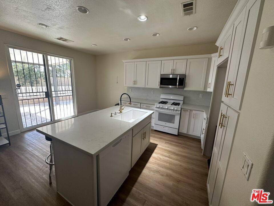 Adelanto, CA 92301,11198 Fairmont ST