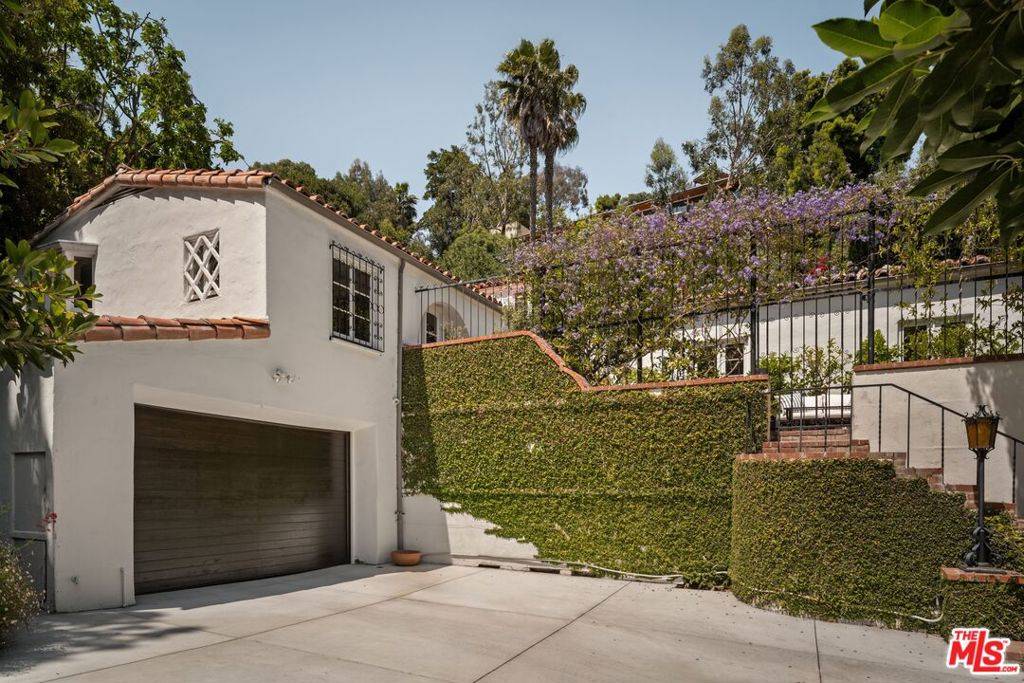 Los Angeles, CA 90068,2520 Outpost DR