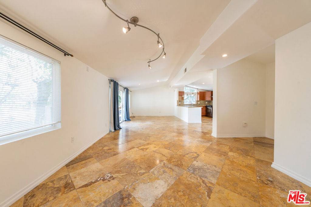 Woodland Hills, CA 91367,20357 Clark ST