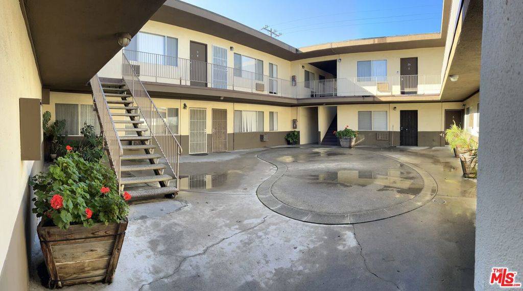 North Hollywood, CA 91605,6836 Radford AVE