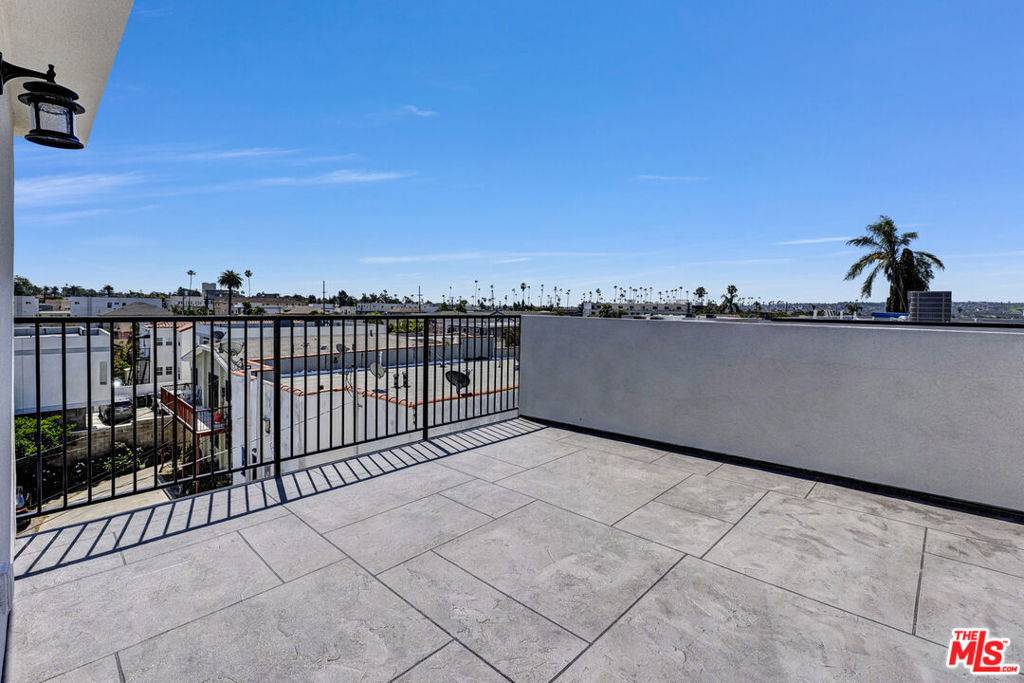 Los Angeles, CA 90019,4647 1/2 W 18th ST