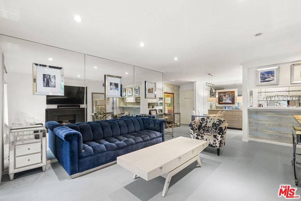 West Hollywood, CA 90069,950 N Kings RD #141