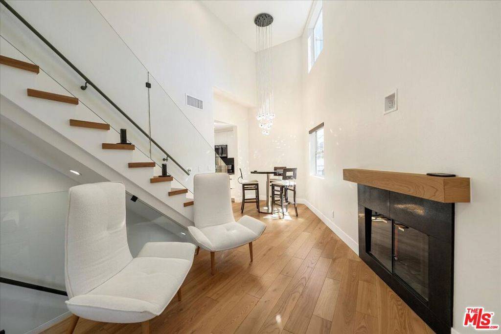 Toluca Lake, CA 91602,4139 Cahuenga BLVD #106