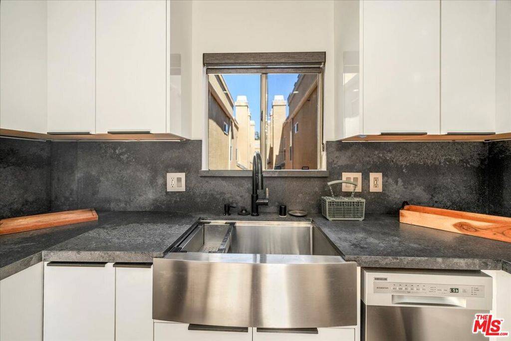 Toluca Lake, CA 91602,4139 Cahuenga BLVD #106