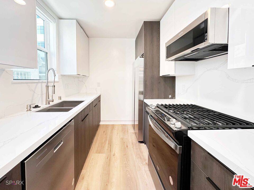 Beverly Hills, CA 90212,301 S Rexford DR #3