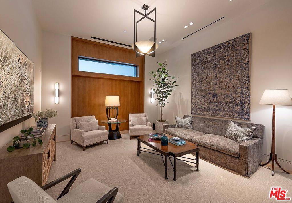 Beverly Hills, CA 90210,984 N Alpine DR