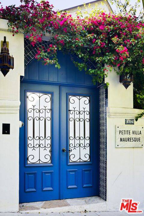 Los Angeles, CA 90068,2225 Malaga RD