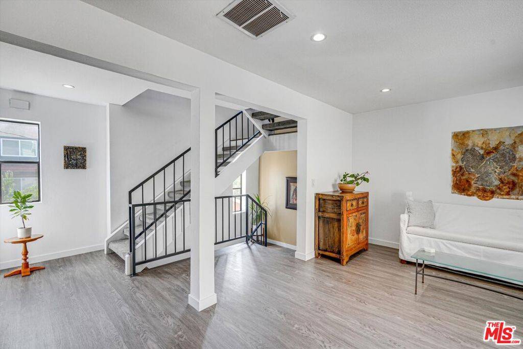 Glendale, CA 91203,411 Pioneer DR #5
