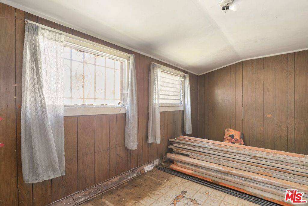 Los Angeles, CA 90003,409 E 99th ST