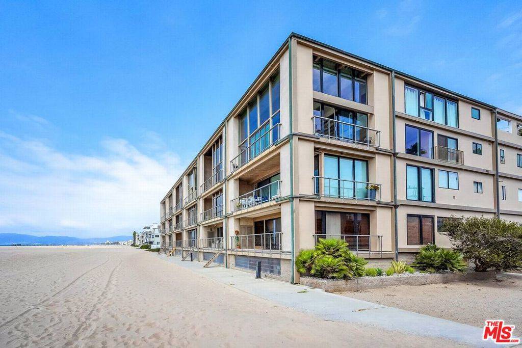 Marina Del Rey, CA 90292,1 Spinnaker ST #8