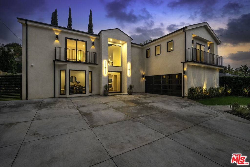 Encino, CA 91436,16226 Dickens ST