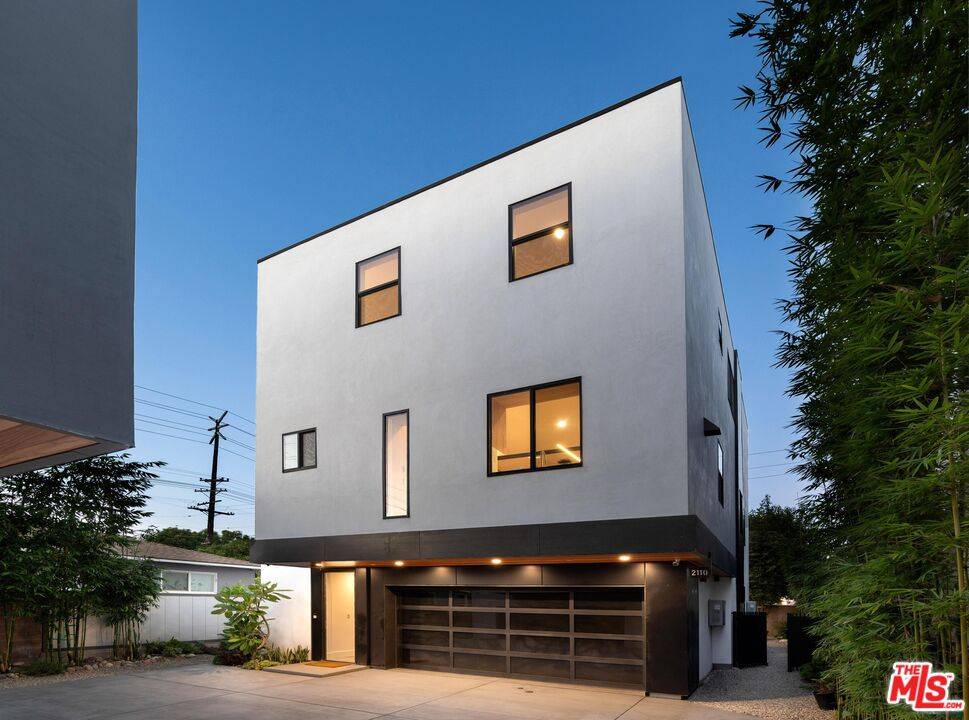 Los Angeles, CA 90025,2110 Barry AVE