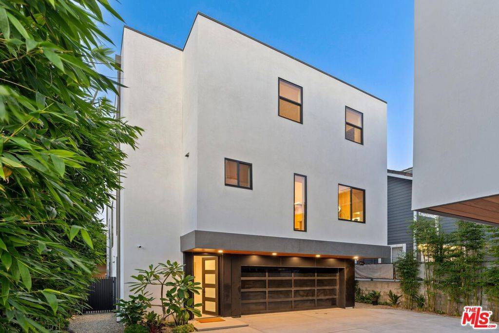 Los Angeles, CA 90025,2110 Barry AVE