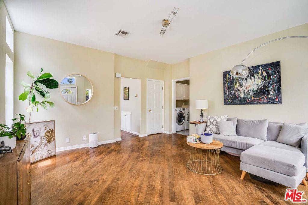 Topanga, CA 90290,121 Navajo LN