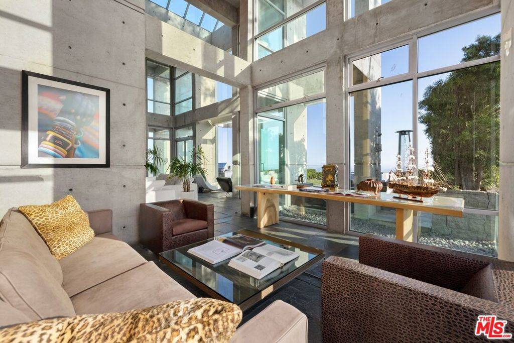 Los Angeles, CA 90069,2260 Sunset Plaza DR