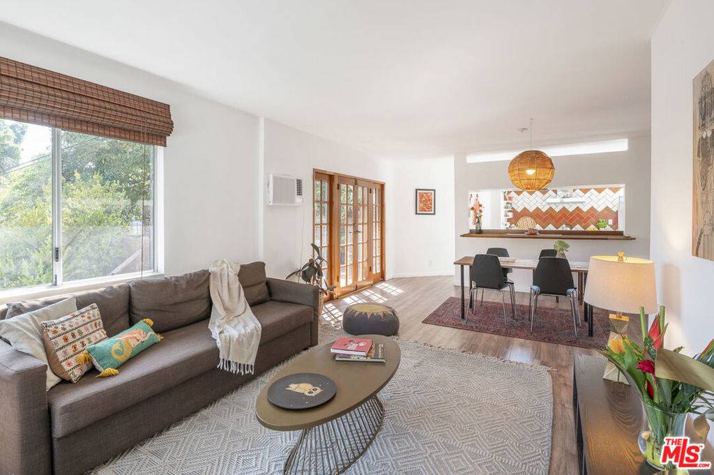 Los Angeles, CA 90068,6025 Graciosa DR