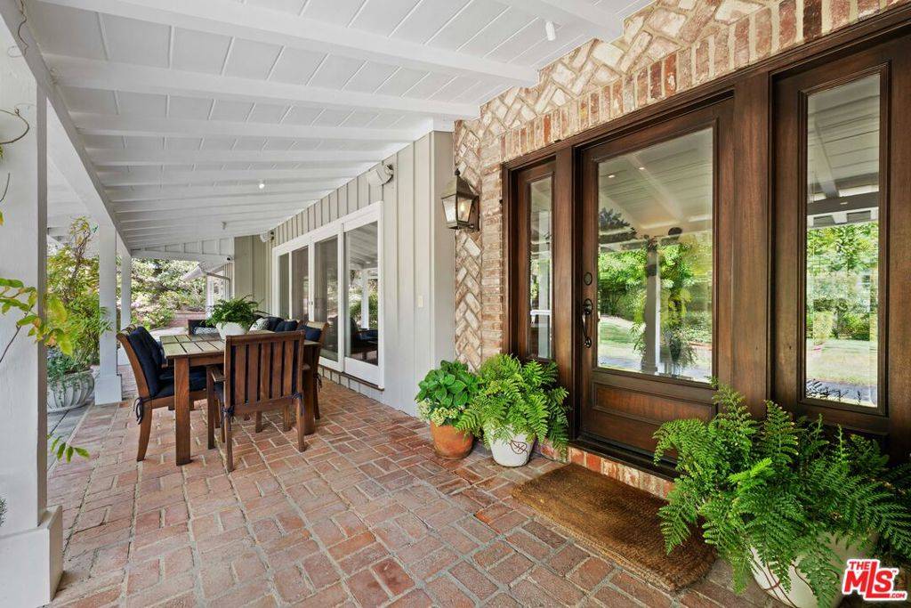 Encino, CA 91436,16475 Garvin DR