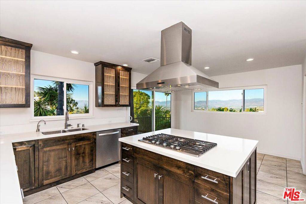 Sherman Oaks, CA 91403,15451 Longbow DR
