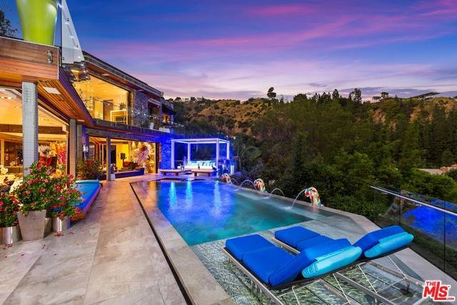 Los Angeles, CA 90069,8356 SUNSET VIEW DR
