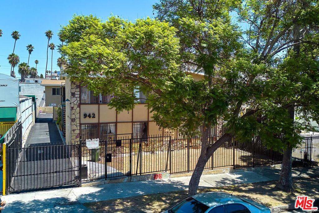Los Angeles, CA 90006,942 Menlo AVE