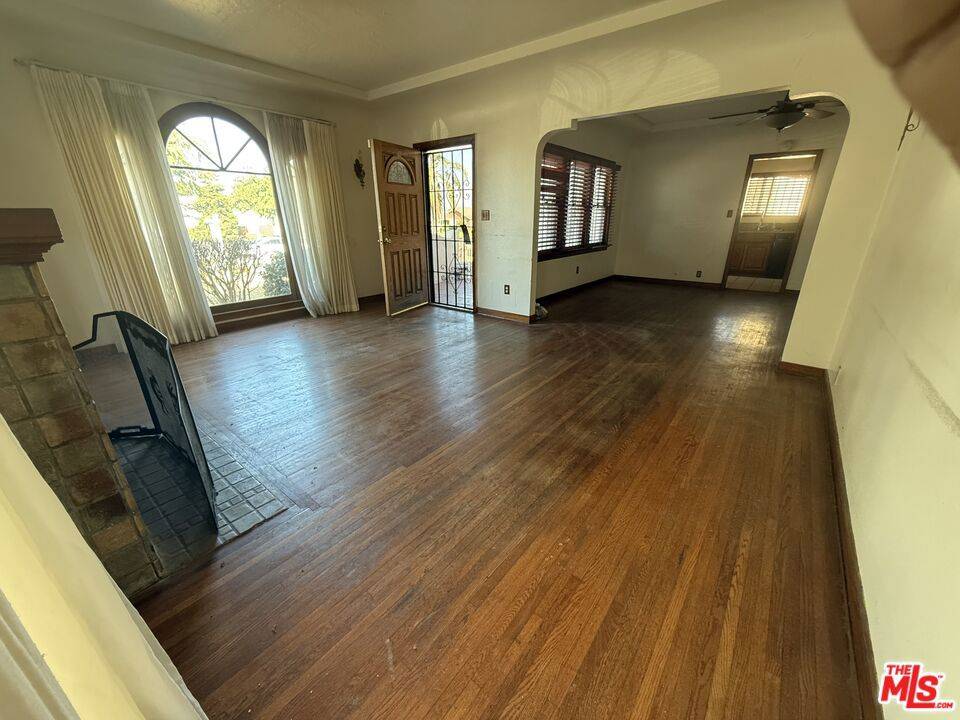 Los Angeles, CA 90047,1942 W 76th ST