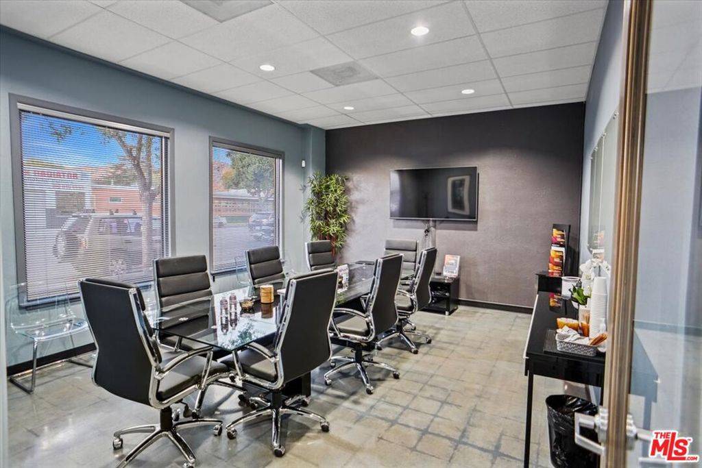 Burbank, CA 91506,1014 W Magnolia BLVD