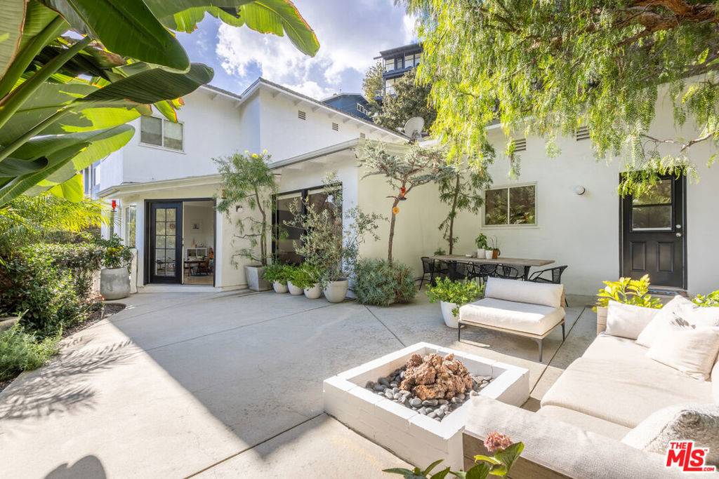 Los Angeles, CA 90068,3230 Hillock DR