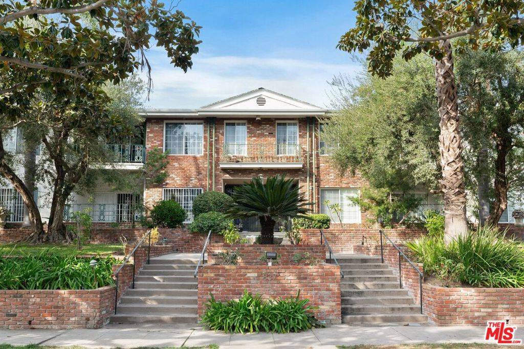 Los Angeles, CA 90005,837 S Windsor BLVD #3