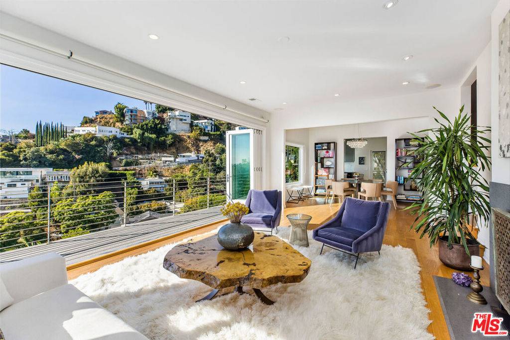 Los Angeles, CA 90069,8458 Carlton WAY