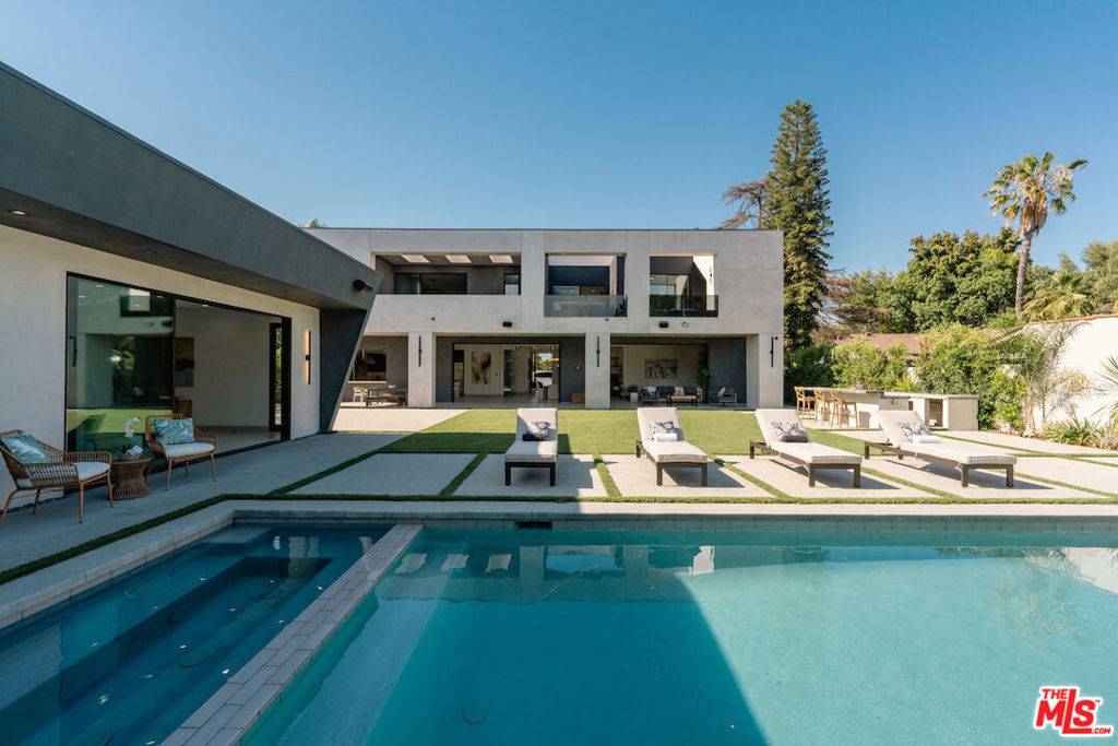 Sherman Oaks, CA 91401,13016 Chandler BLVD