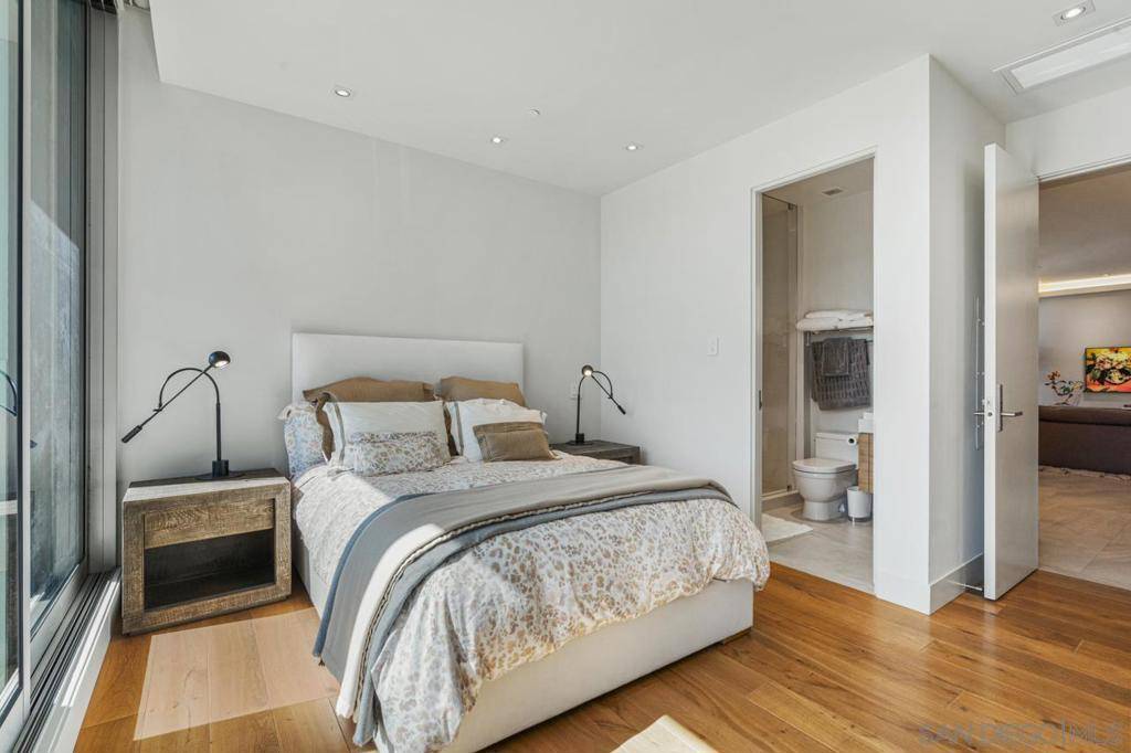 La Jolla, CA 92037,1020 Prospect St #205