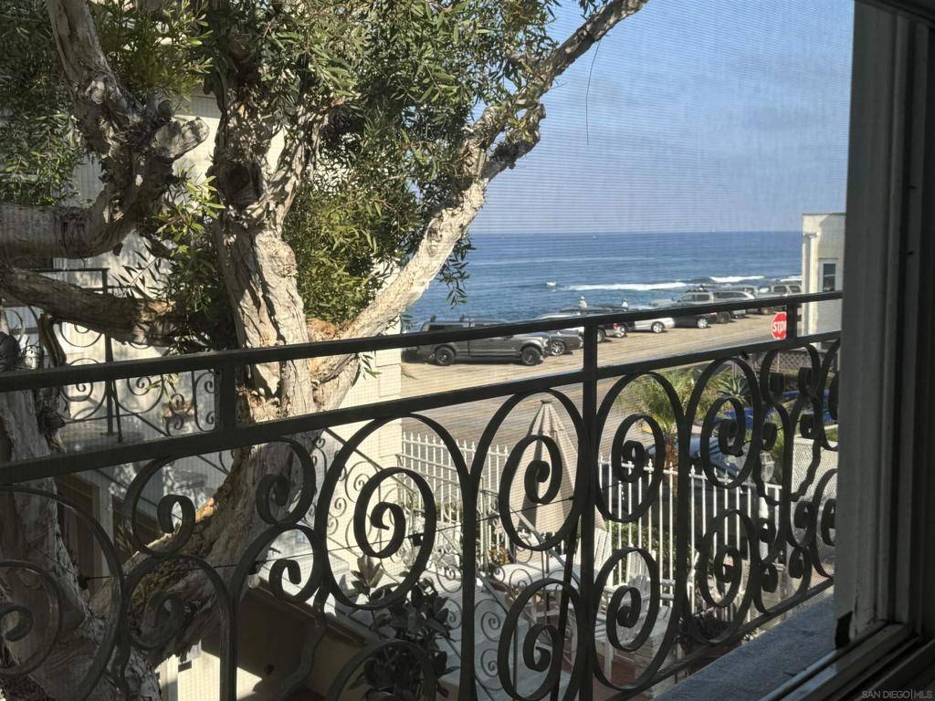 La Jolla, CA 92037,215 Bonair #8