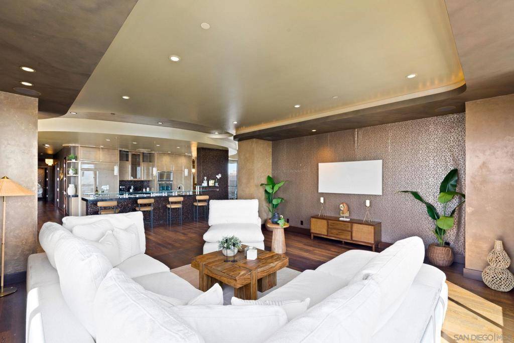 San Diego, CA 92101,700 Front St #2501