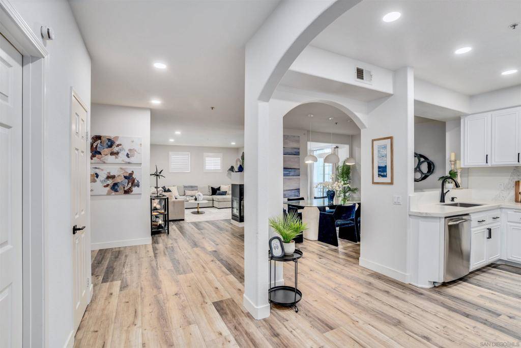 Coronado, CA 92118,344 Orange Ave #203