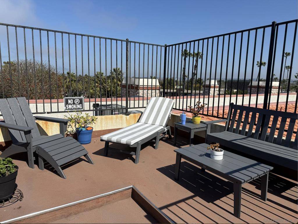 San Diego, CA 92107,4494 Mentone St. #6