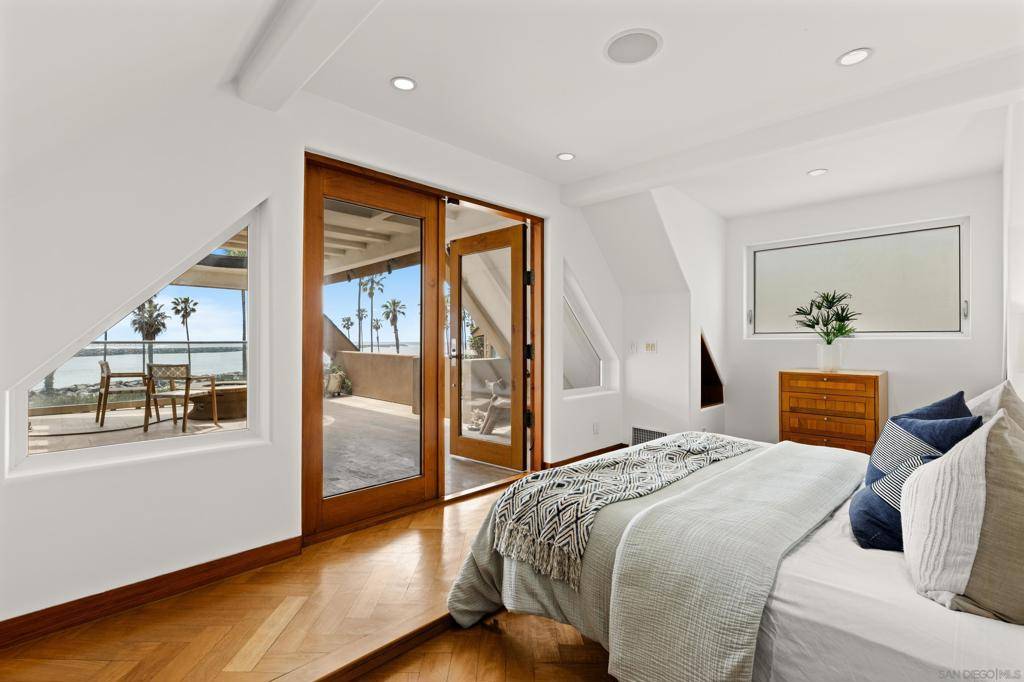 San Diego, CA 92109,2617 Ocean Front Walk
