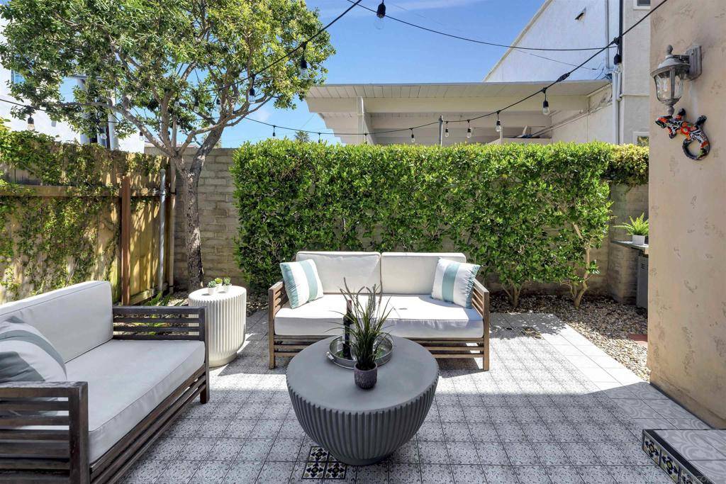 La Jolla, CA 92037,384 Bonair St.