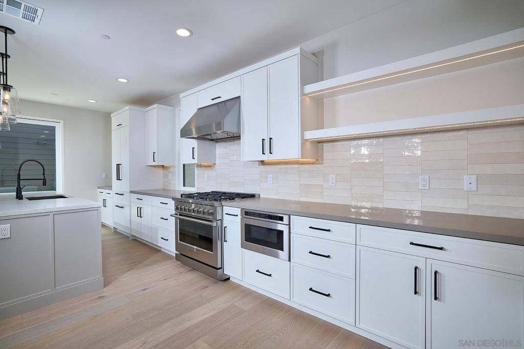 Encinitas, CA 92024,569 N Vulcan Ave