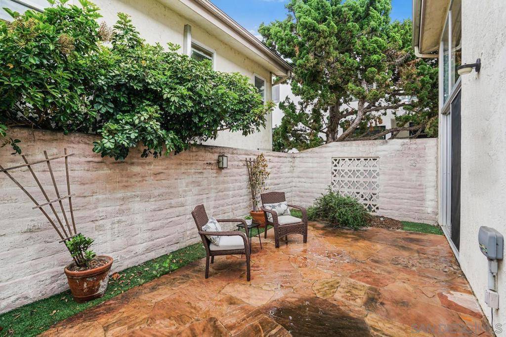 Carlsbad, CA 92009,2544 Navarra Dr #5